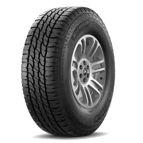 Neumático todoterreno Michelin montado sobre una llanta de aleación gris, en ángulo sobre un fondo blanco.