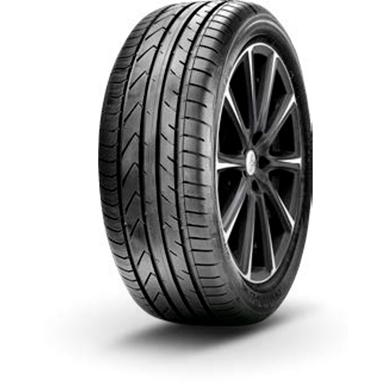 Neumático de coche negro con banda de rodadura y borde plateado sobre fondo blanco.