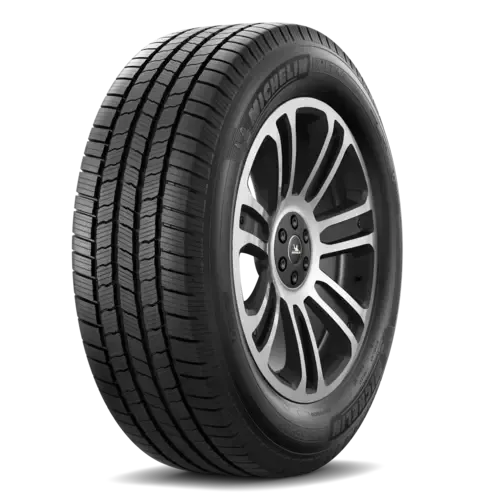 Neumático de nieve Michelin X-Ice sobre una rueda plateada y negra, vista en ángulo.