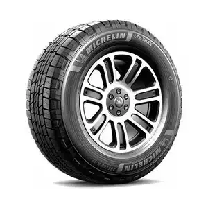 Neumático Michelin LTX Trail con llanta gris y plateada, perspectiva angular. Banda de rodadura negra y letras blancas.