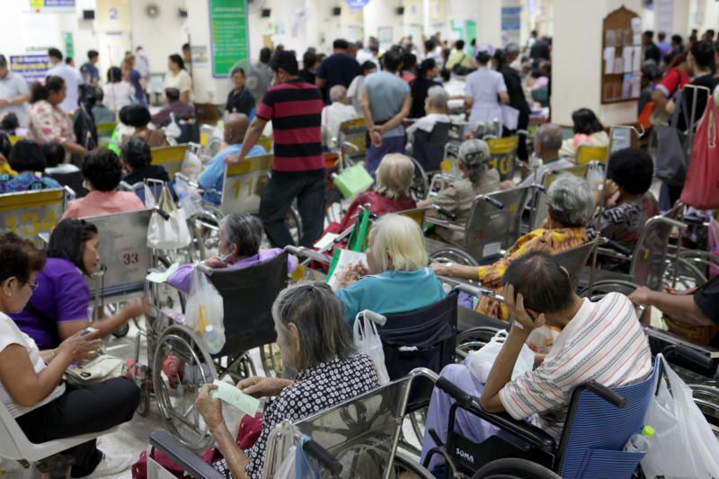 Sunrise Hospital has up to 20 patients in chairs in one inpatient room with only one bathroom and no shower