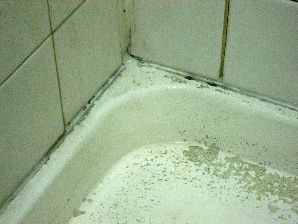 Sunrise Hospital_unclean, worn out shower in a patient room