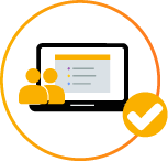 Personas mirando una presentación en una computadora portátil con una marca de verificación, todo dentro de un círculo naranja.