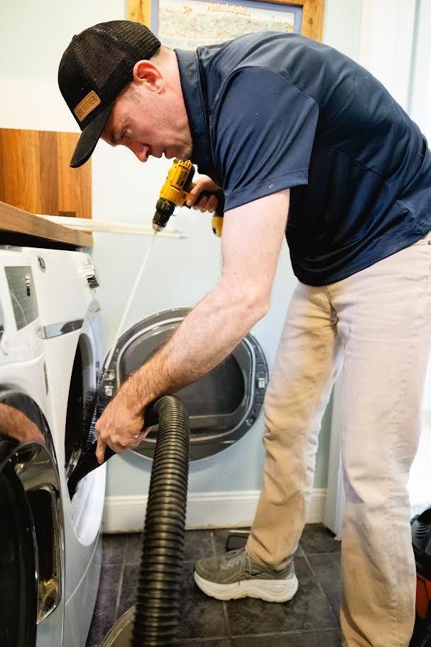 Dryer vent cleaning device removing lint