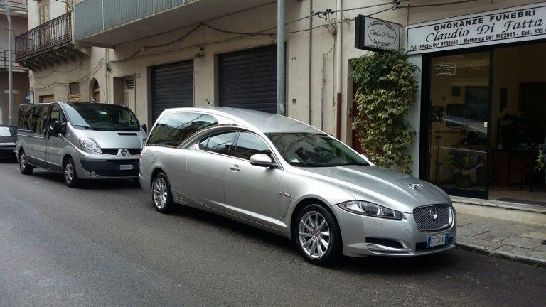 Auto per trasporto salma