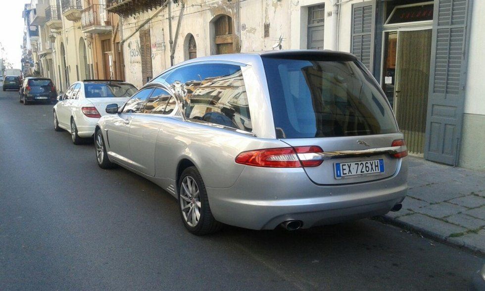 Vista posteriore carro funebre