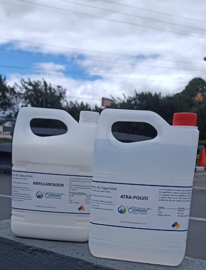 Dos bidones blancos de plástico en una carretera. Uno lleva la etiqueta