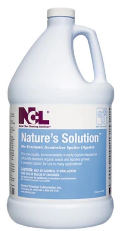 Jarra blanca de desinfectante Nature’s Solution con etiqueta morada y azul y asa en la parte superior.