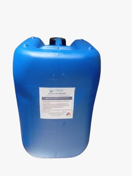 Recipiente de plástico azul con etiqueta, que probablemente contenga productos químicos líquidos.