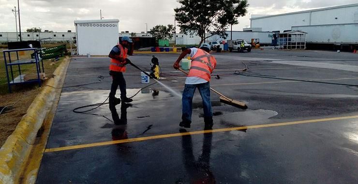 Muelle de carga dentro de un almacén con un camión; colores azul y amarillo.