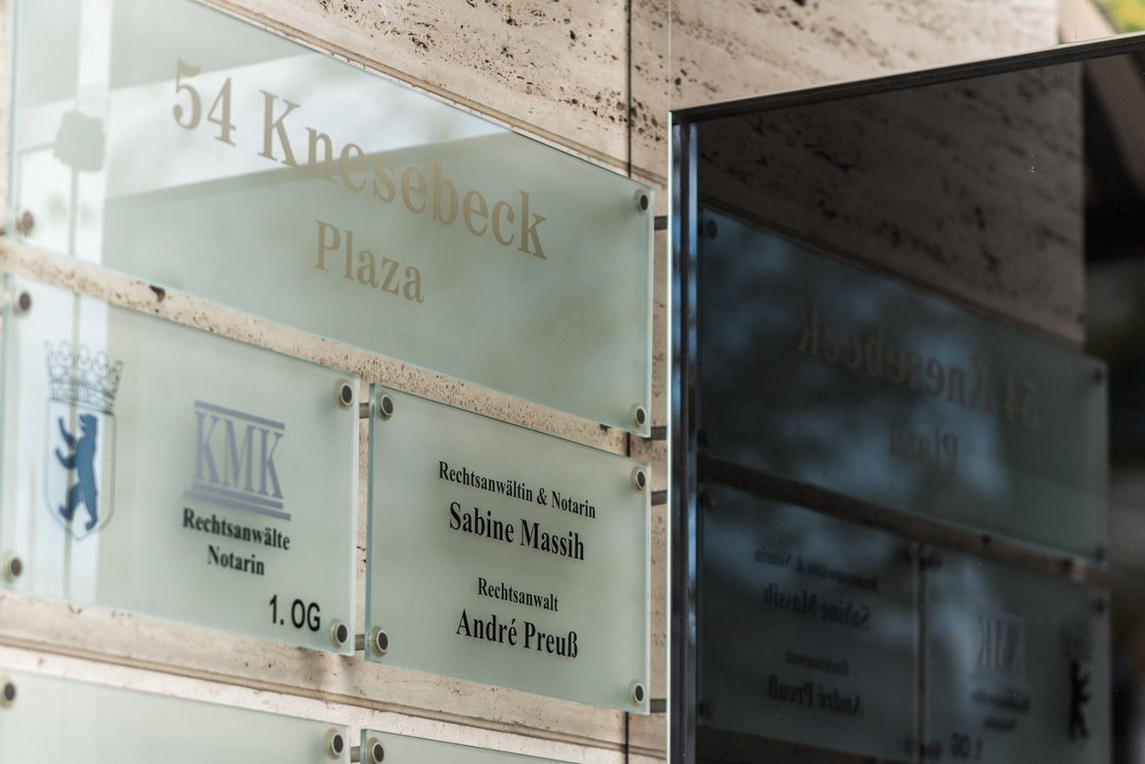 Ein Gebäude mit einem Schild mit der Aufschrift 54 Knoebeck Plaza