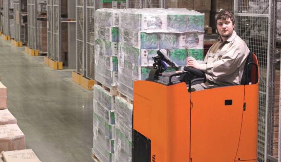 Transpallet elettrico uomo seduto