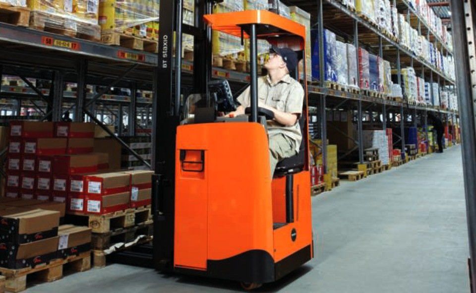 transpallet elettrici e stoccatori con operatore a bordo