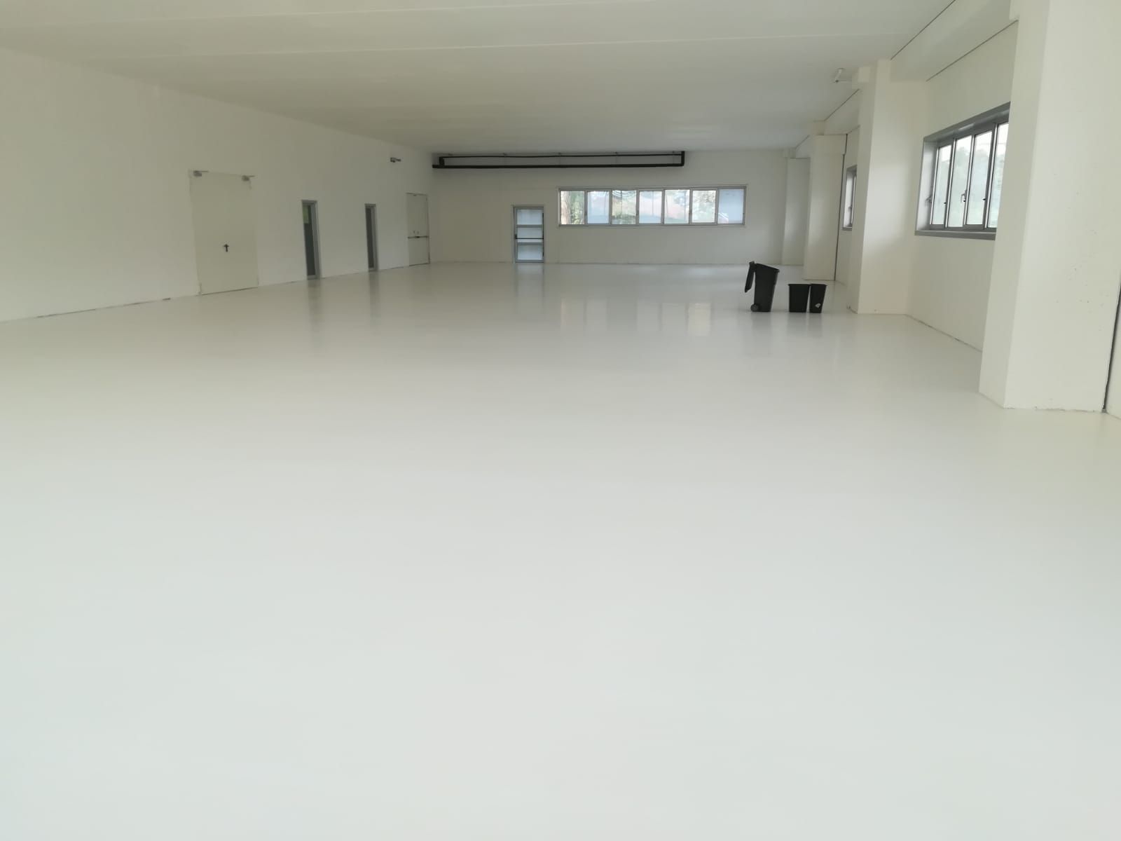 Una stanza vuota con pareti bianche e un pavimento bianco