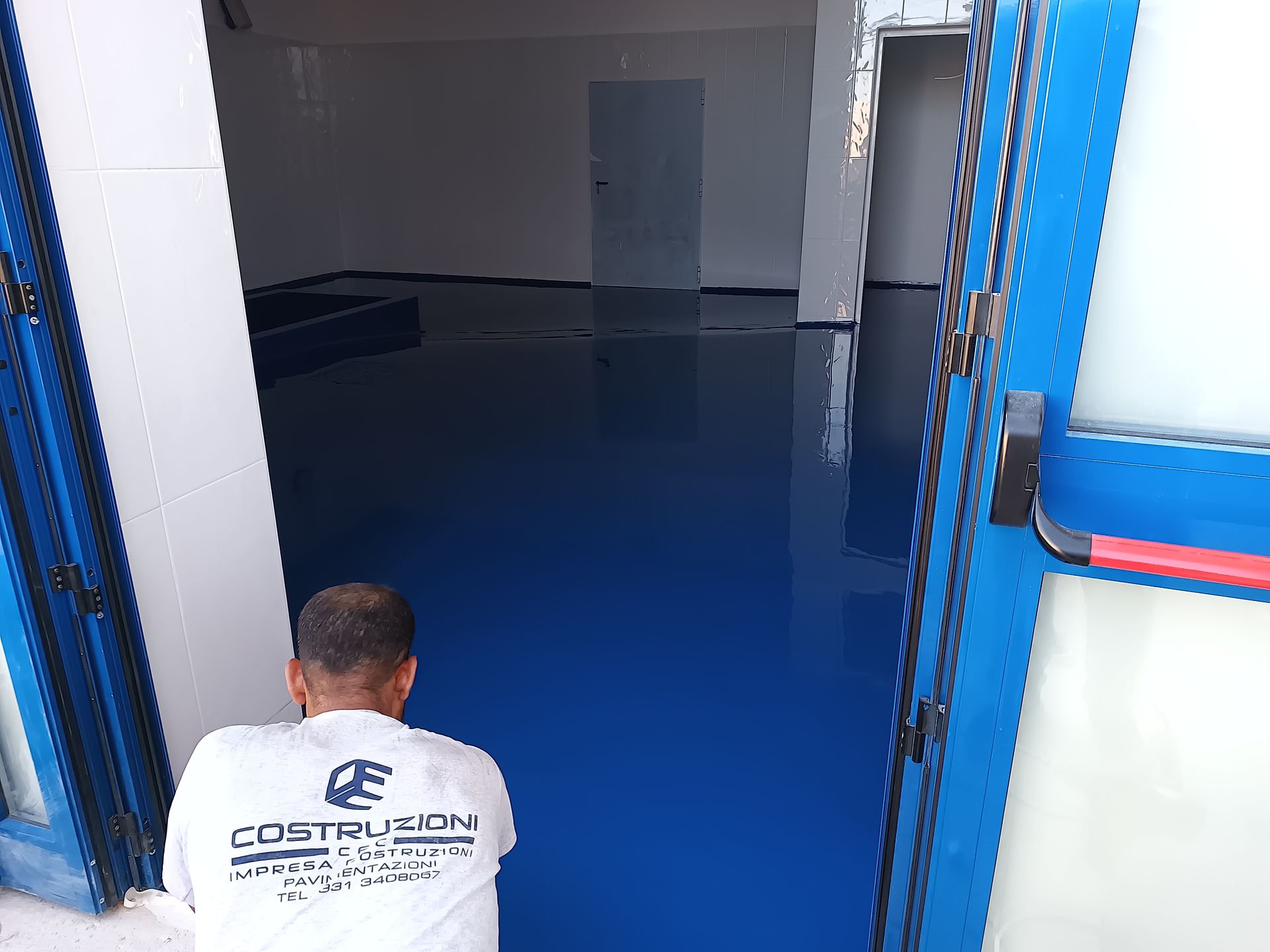 Un uomo che indossa una camicia bianca con la parola costale sopra