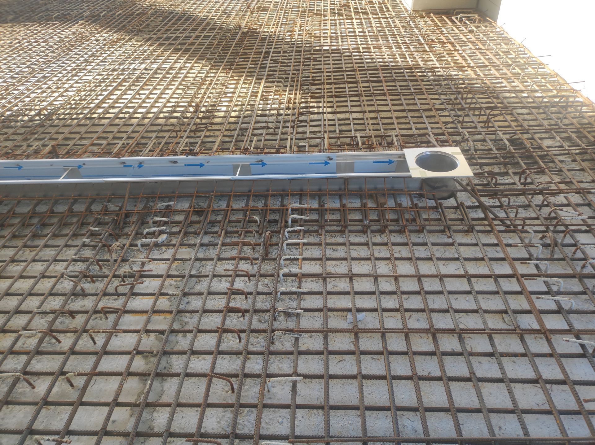 Una griglia metallica con un foro al centro