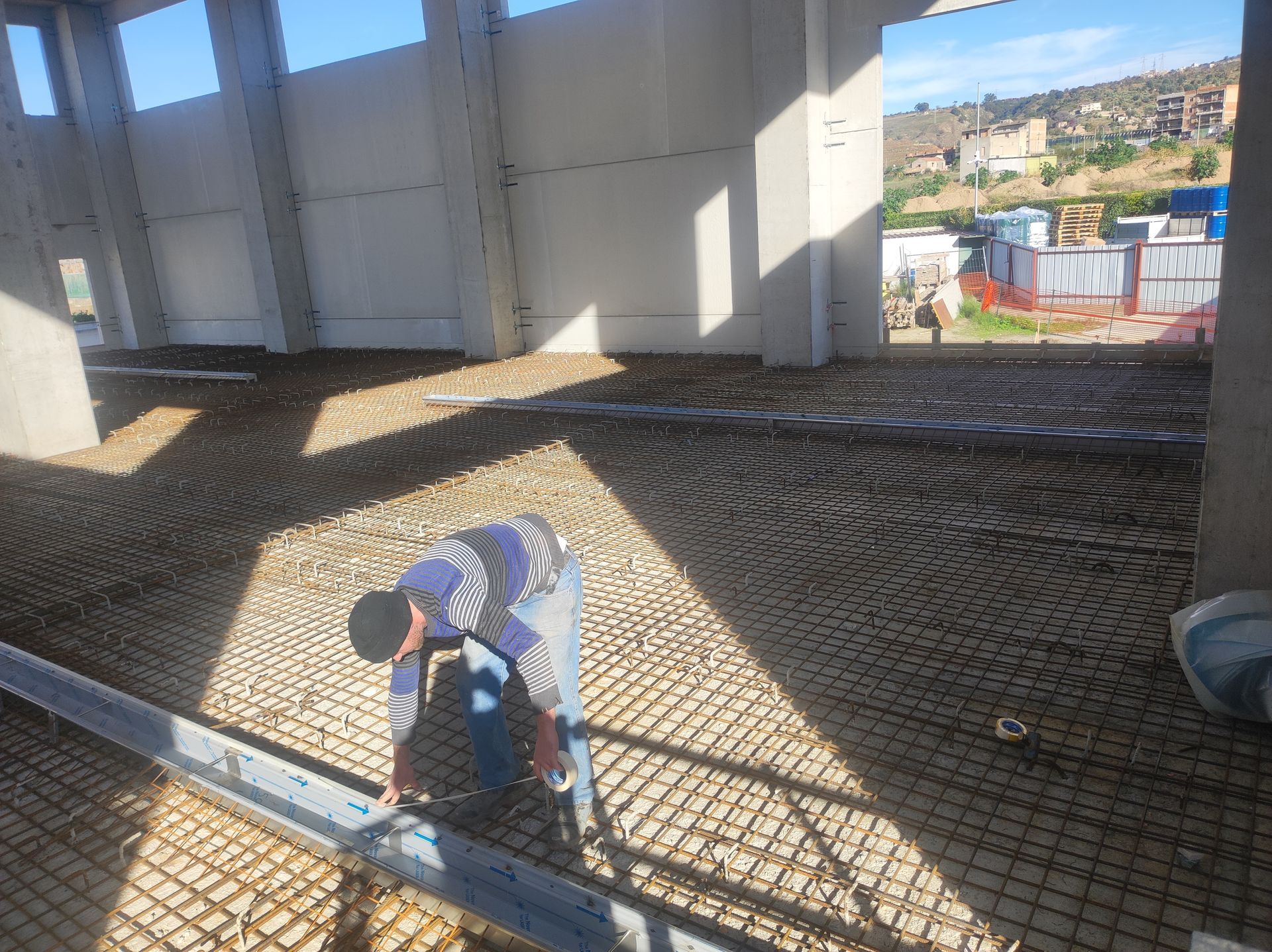 Un uomo sta lavorando sul pavimento di un edificio