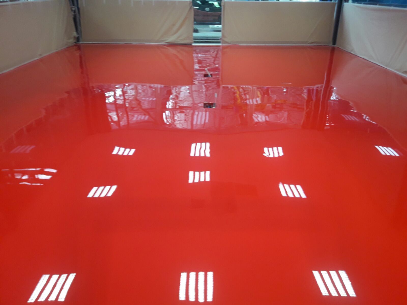 Un pavimento rosso con delle linee bianche sopra