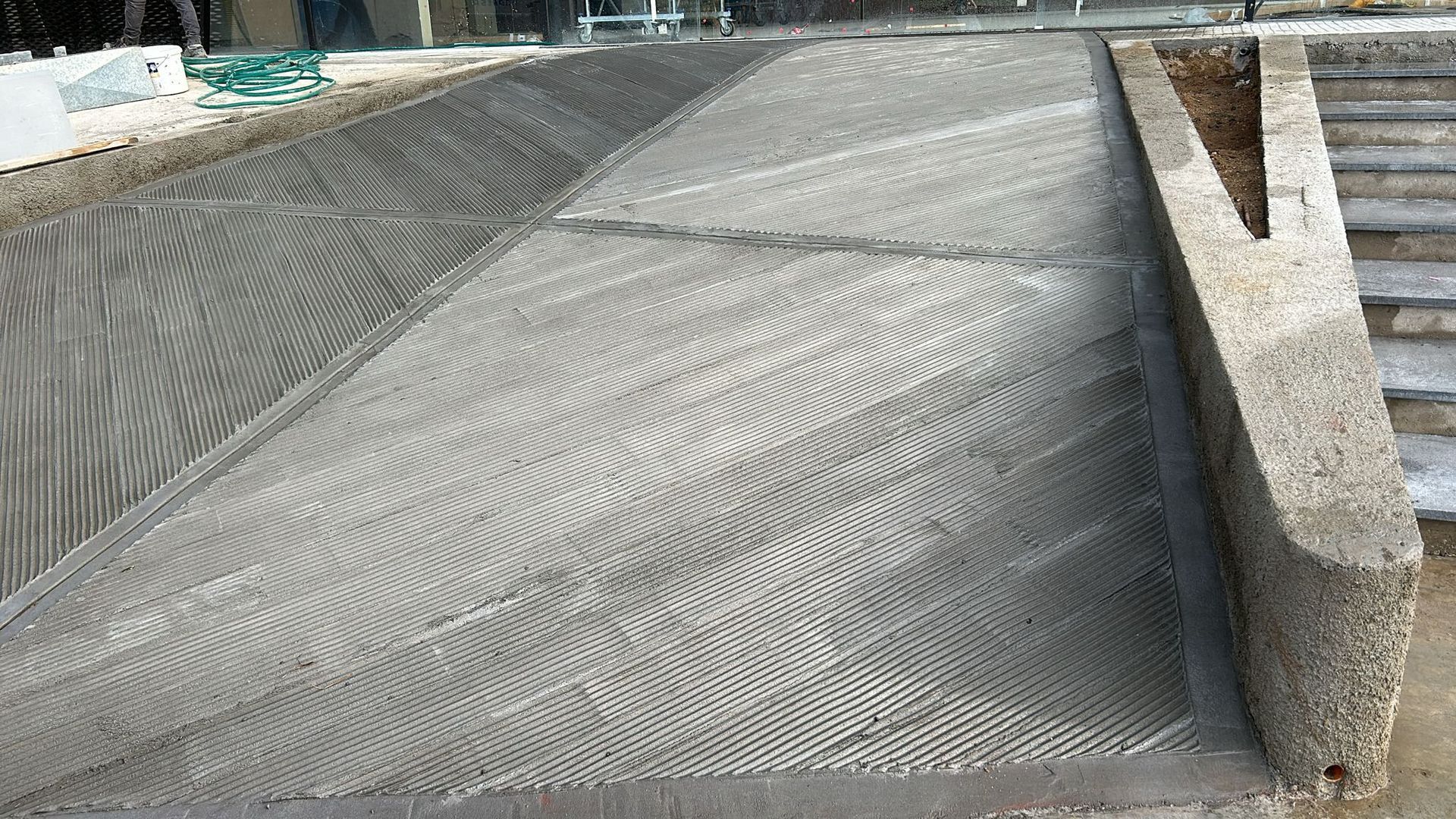 Si sta costruendo una rampa di cemento in un cantiere