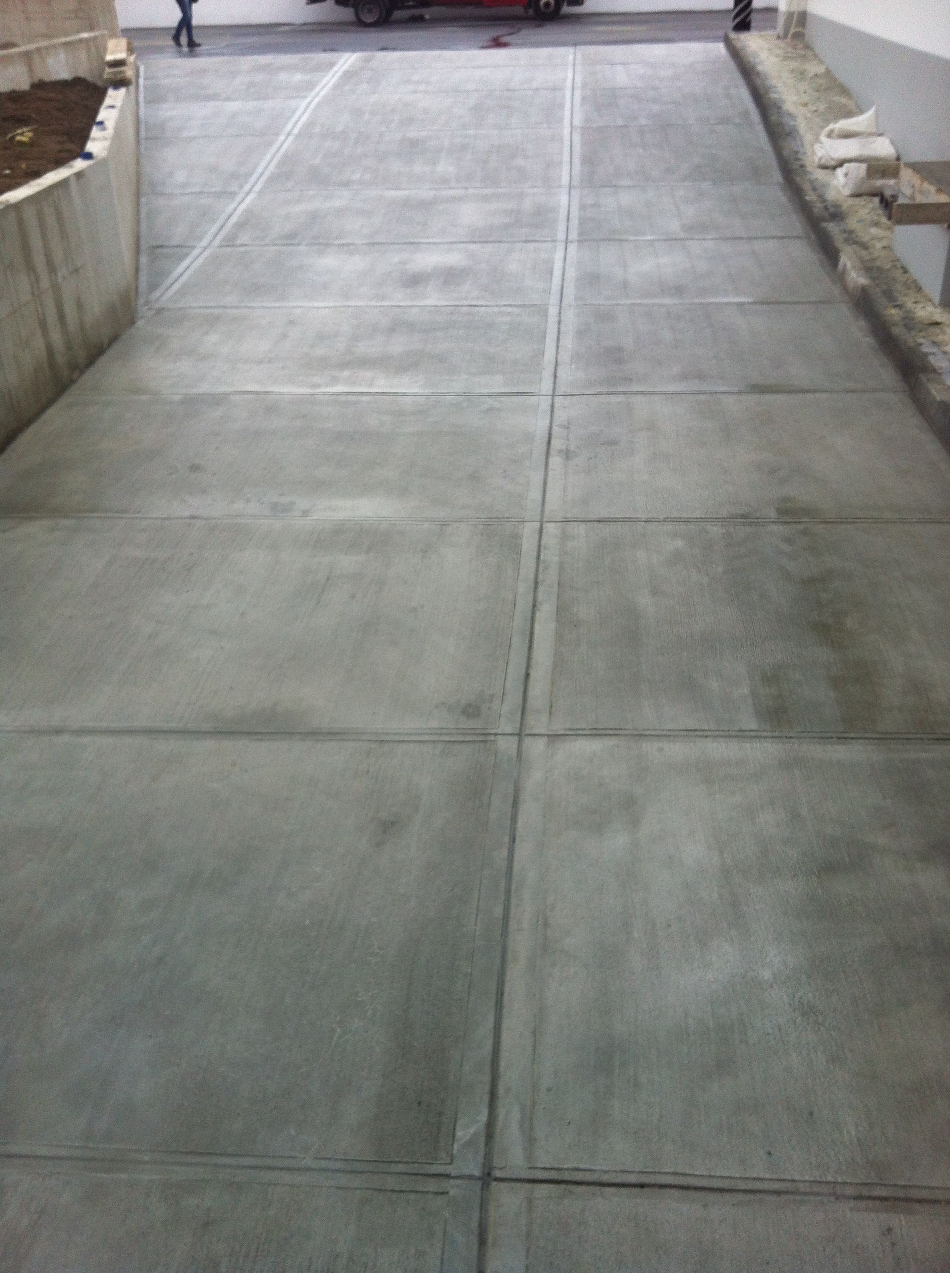 Una passerella in cemento che porta a un parcheggio