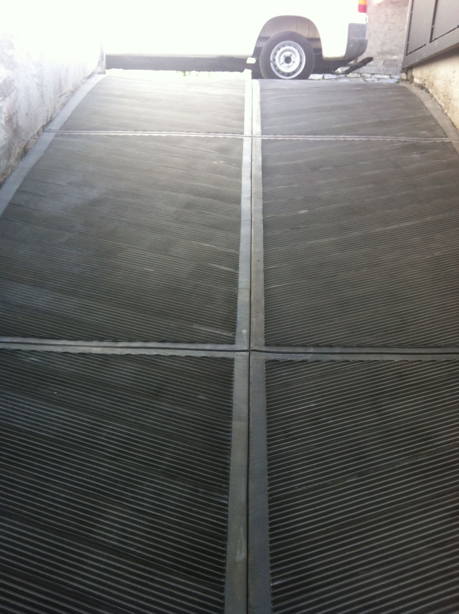 Un furgone bianco è parcheggiato su una rampa di cemento