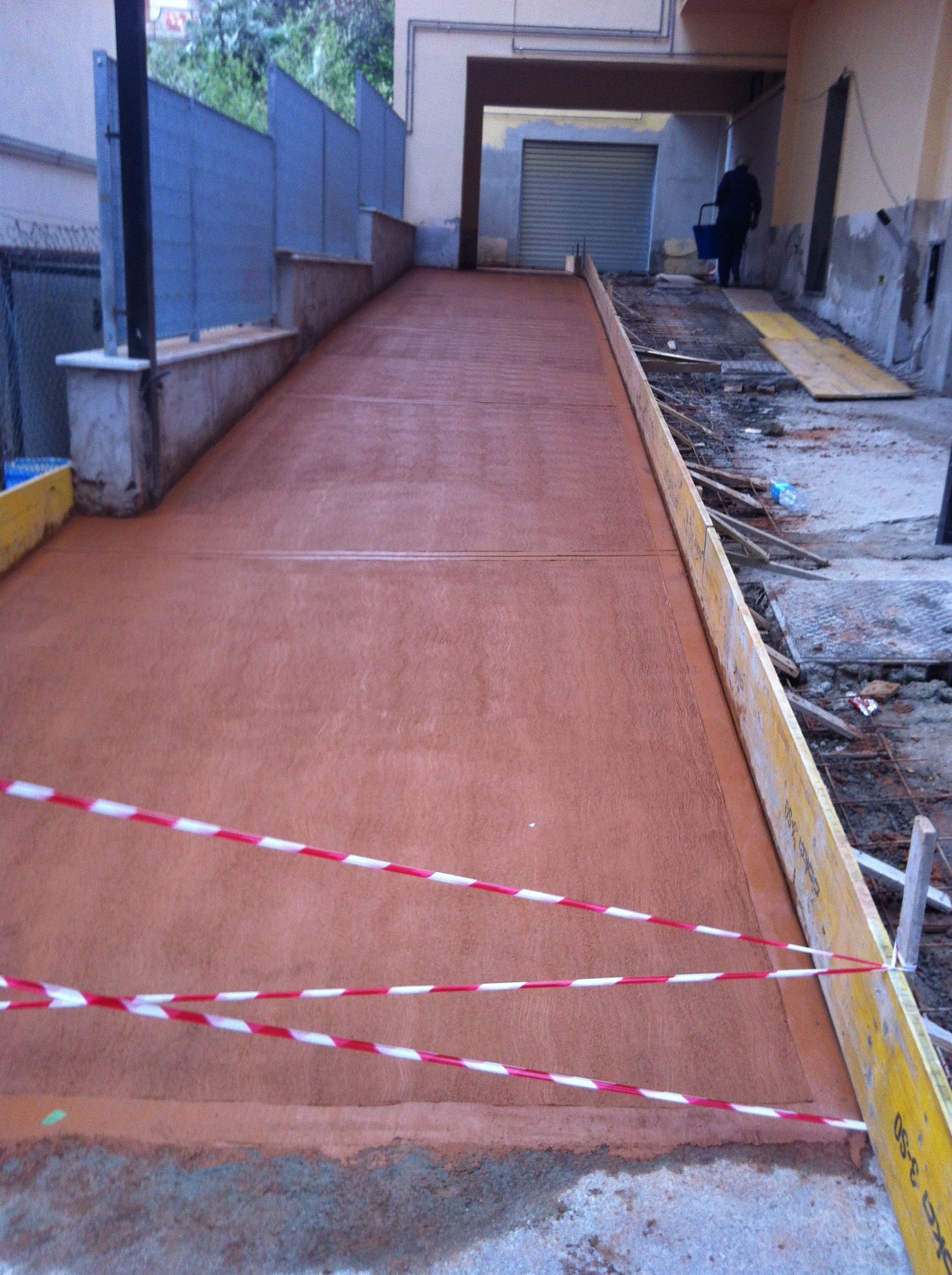 Un nastro a strisce rosse e bianche lungo il lato di una strada