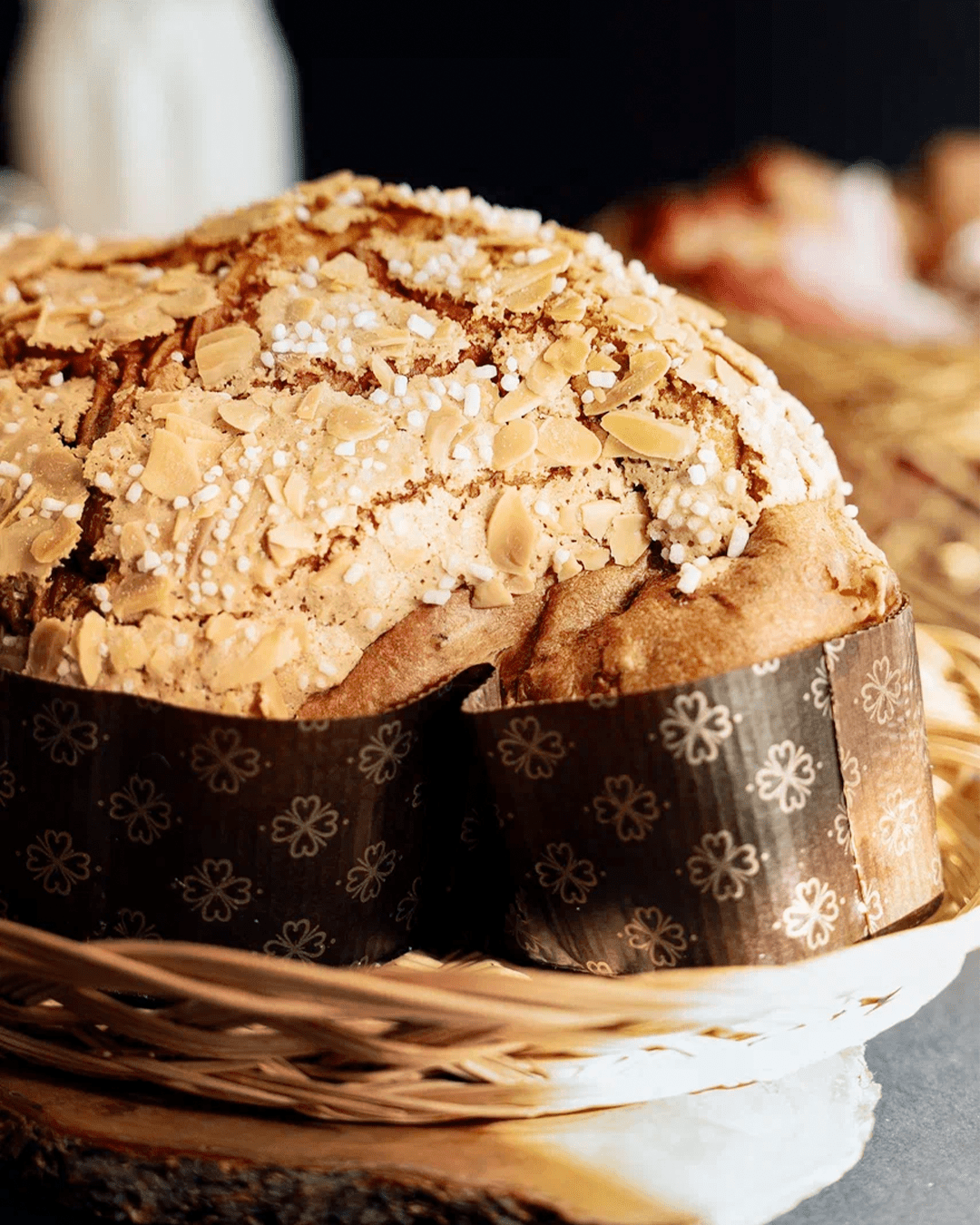 Una pagnotta di pane è in un cestino su un tavolo.