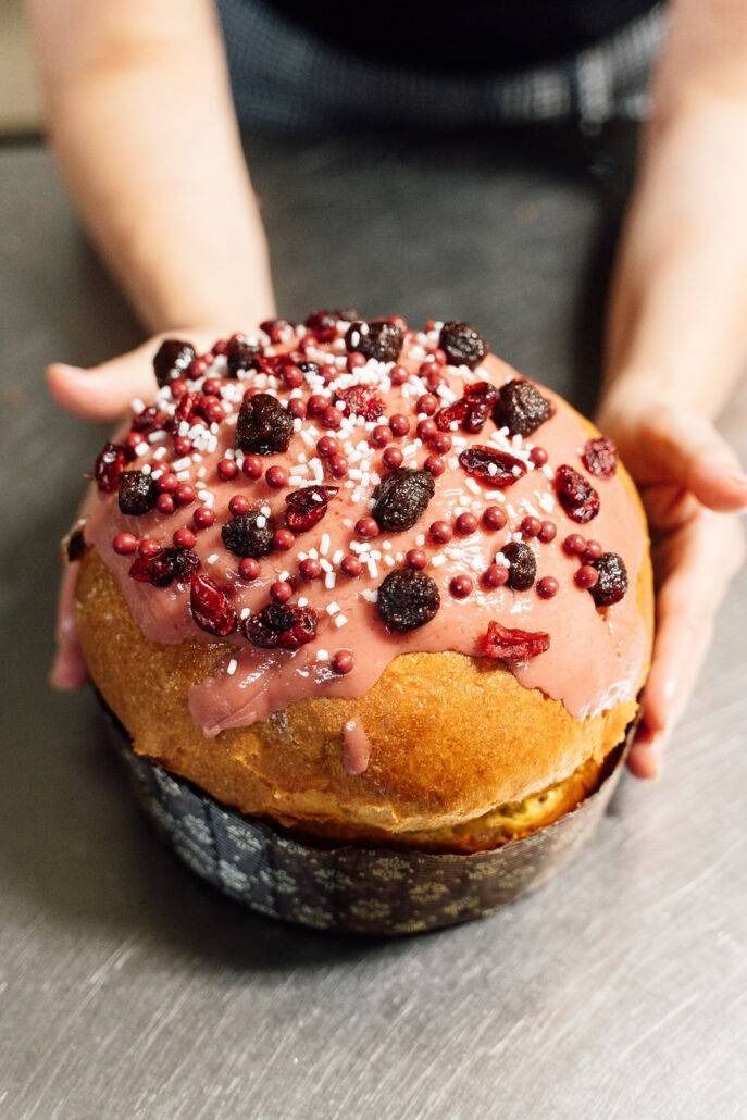 Un soggiorno con un divano e un tappeto