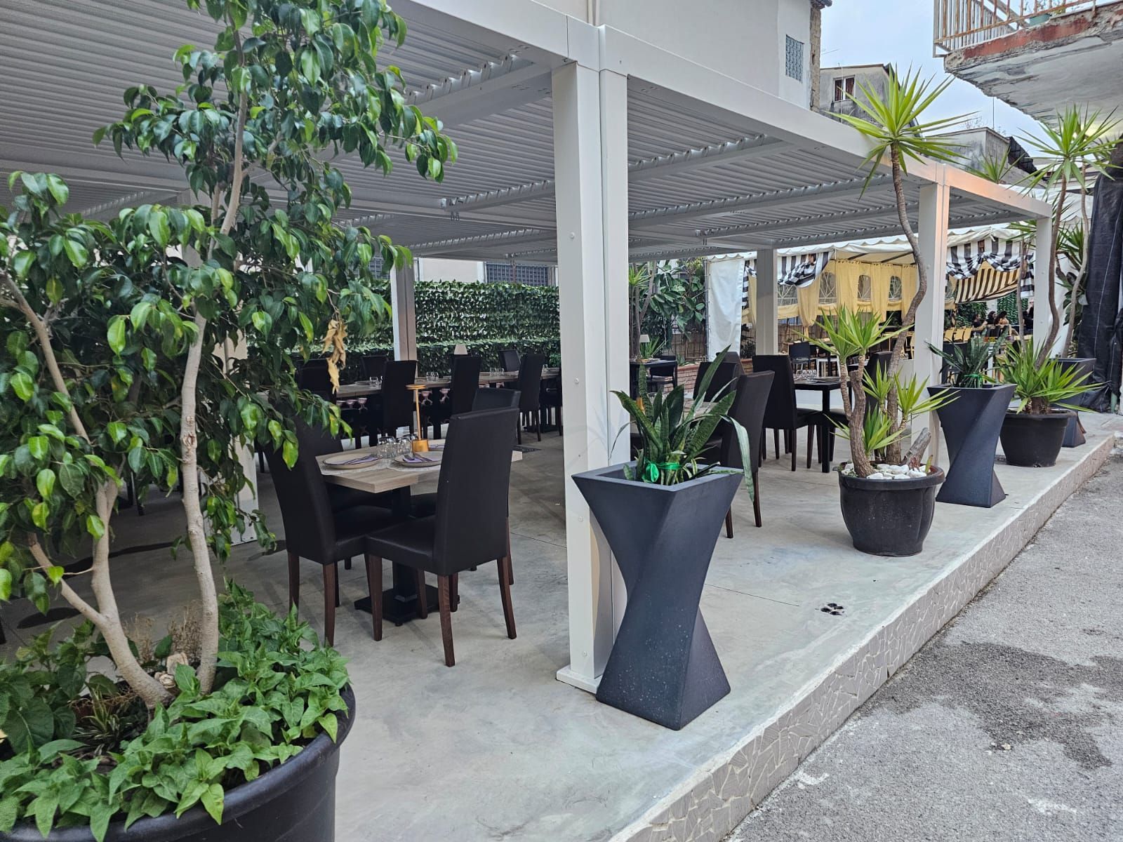 Un tagliere di legno con noci e uova sopra