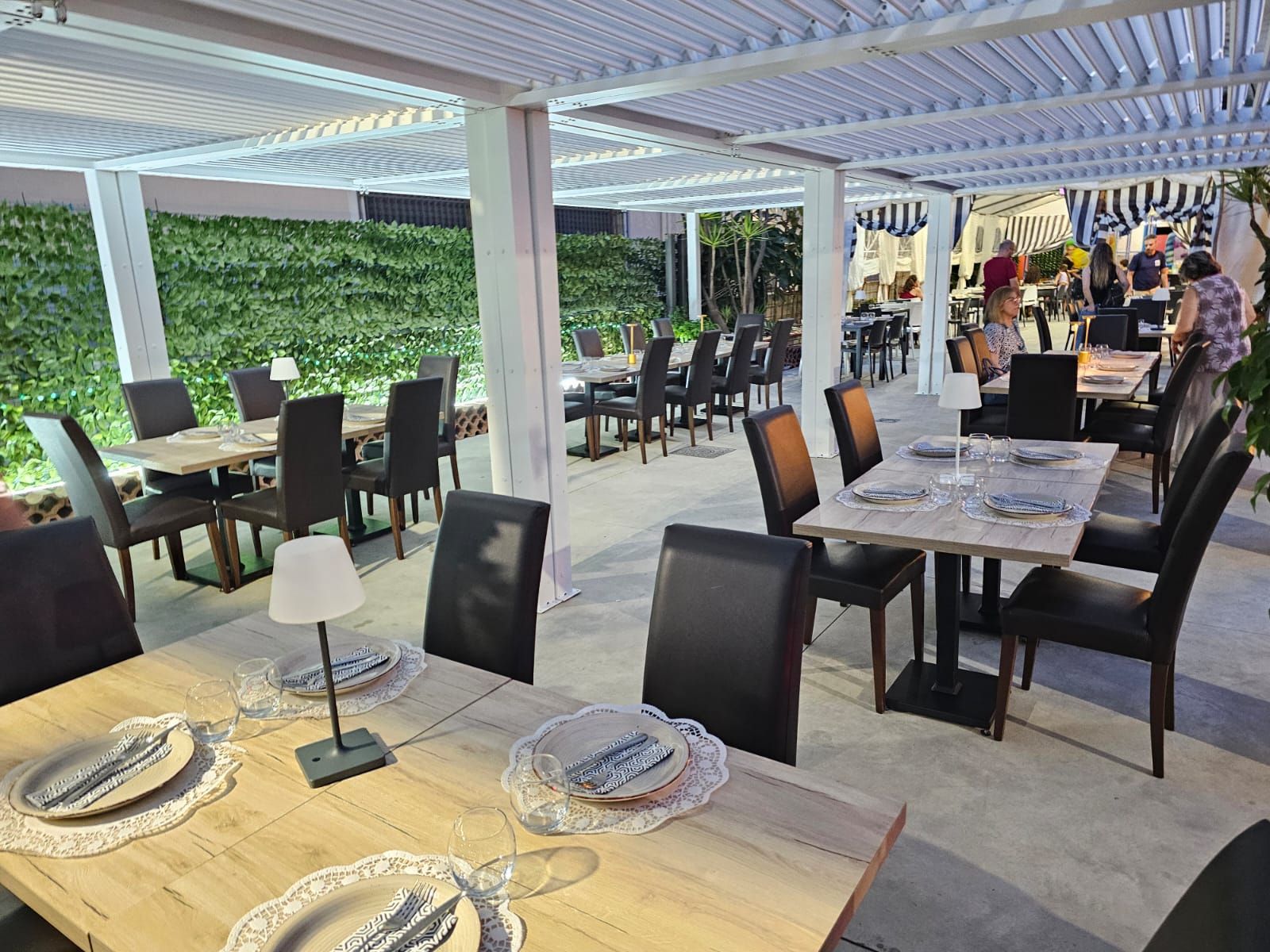 Un tagliere con due uova sopra su un tavolo.