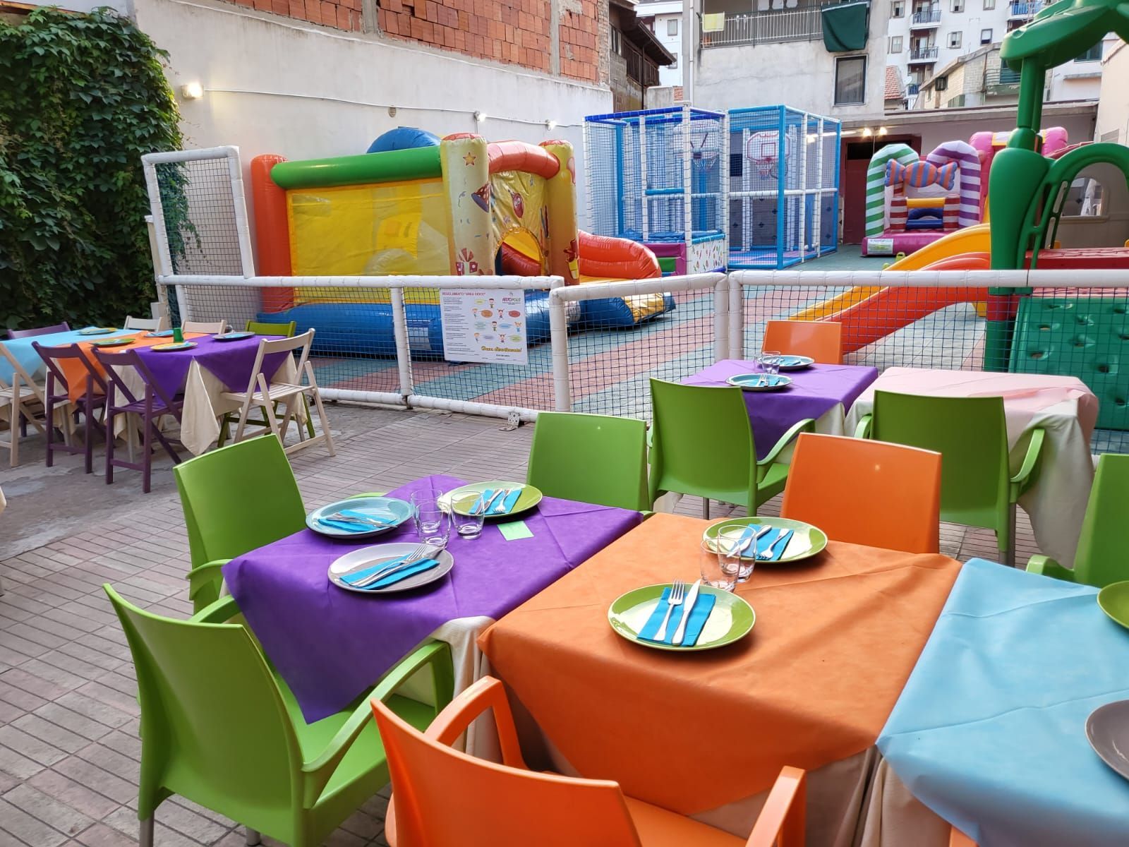 Una pila di gocce di cioccolato su un tagliere di legno.