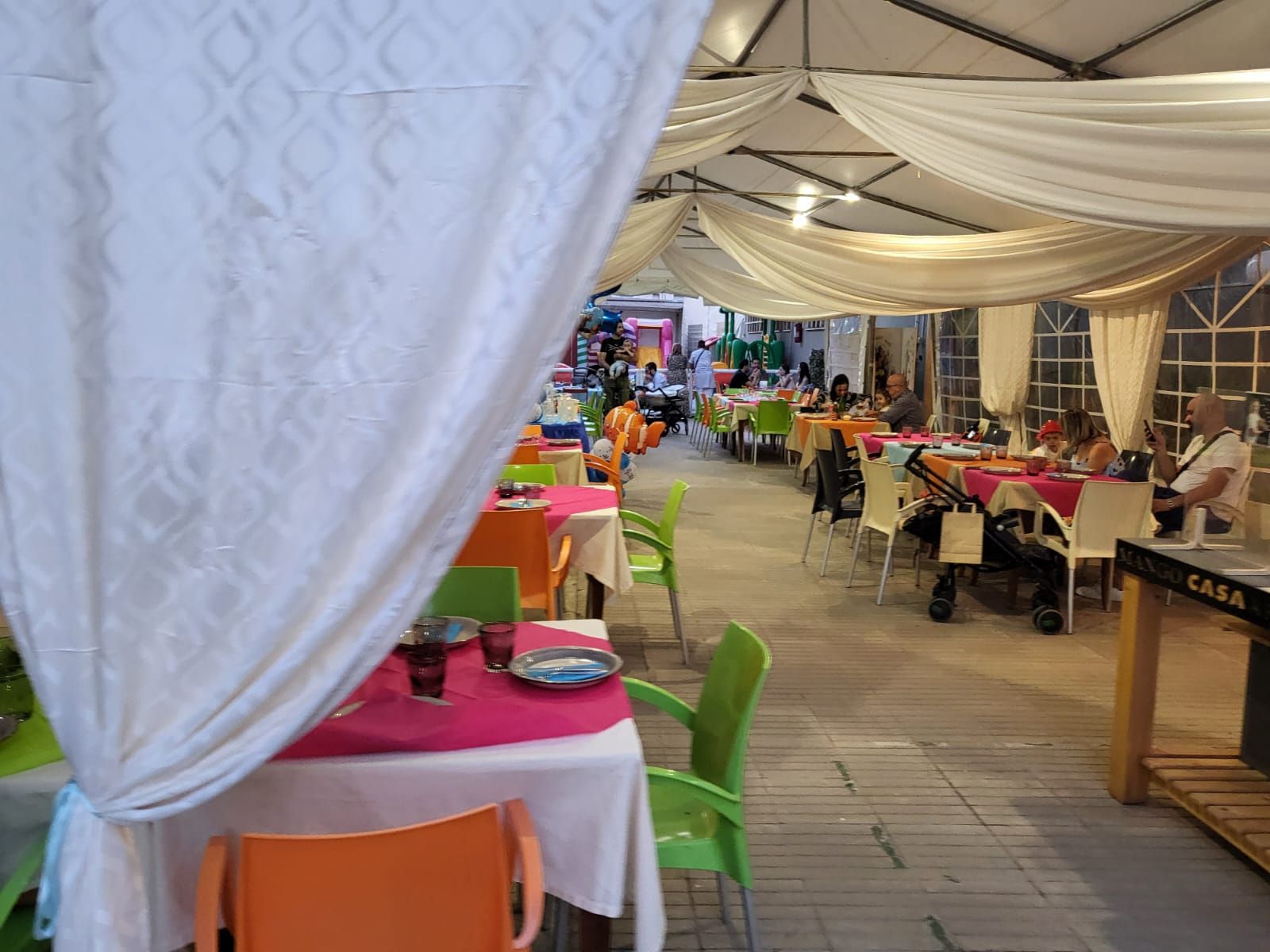 Una persona sta impastando un impasto su un tavolo.