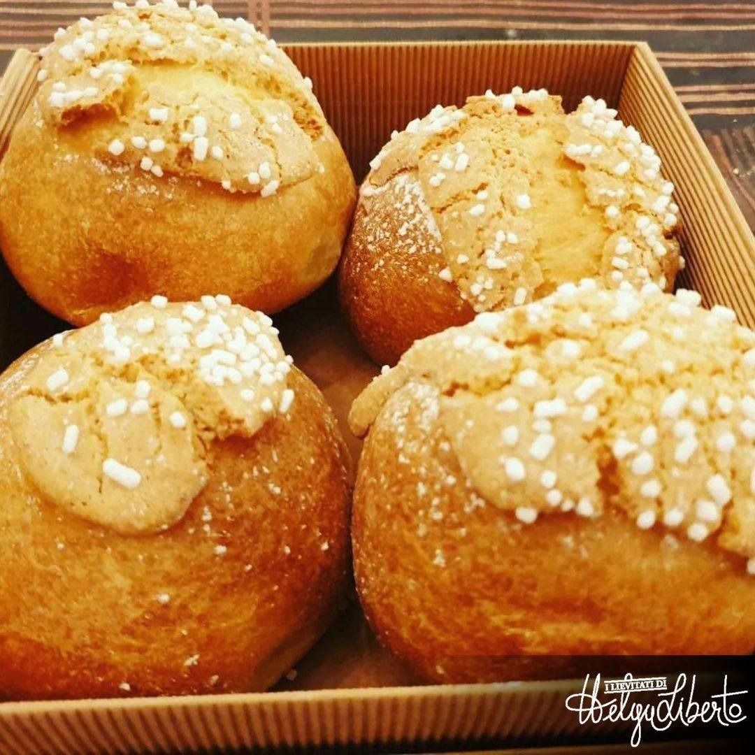 Una persona sta impastando un impasto su un tavolo.