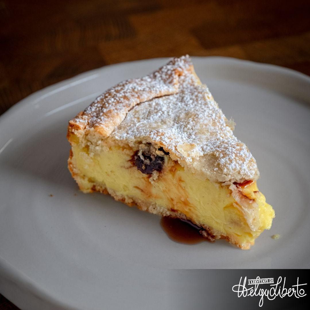 Una pila di gocce di cioccolato su un tagliere di legno.