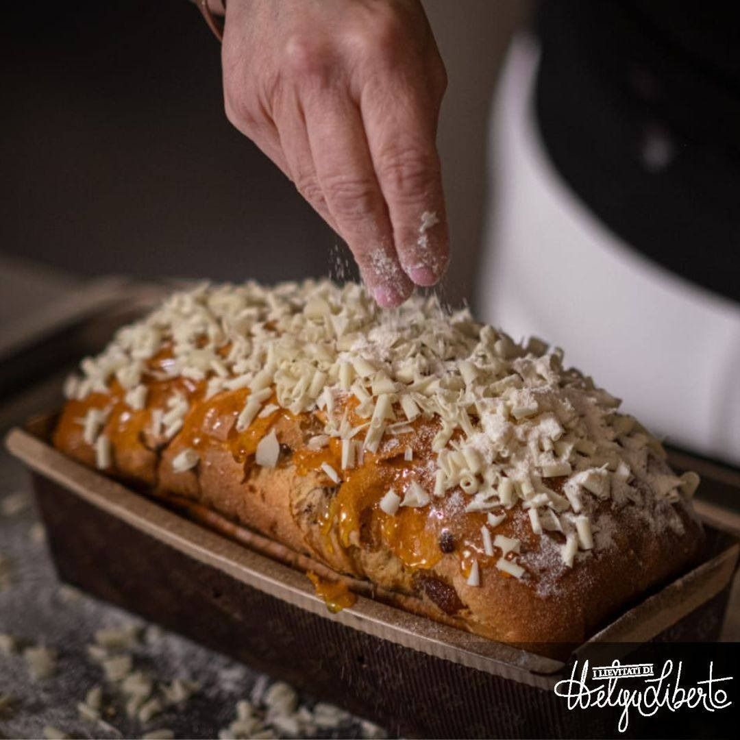 Un tagliere di legno con noci e uova sopra