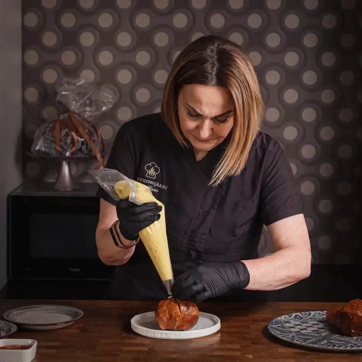Un tagliere con due uova sopra su un tavolo.