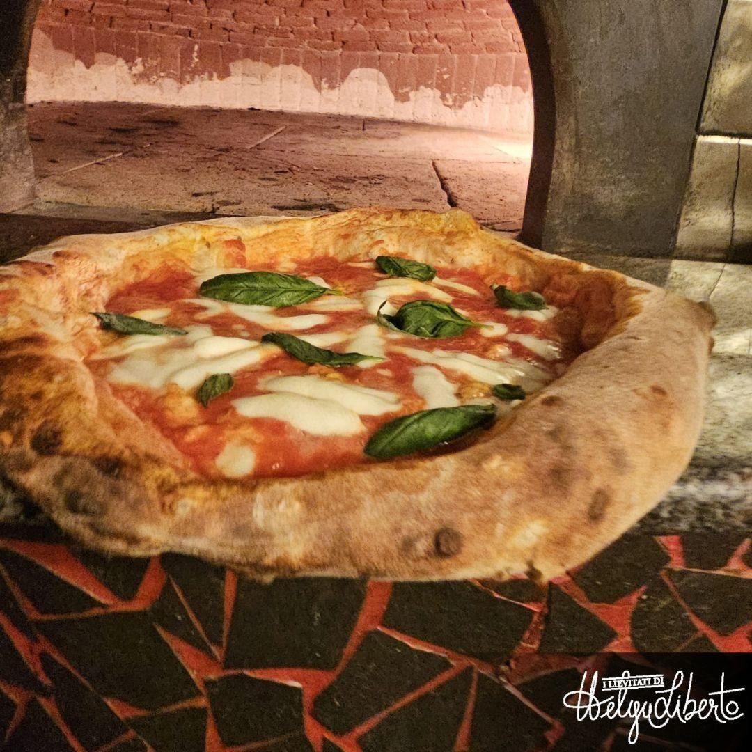 Un soggiorno con un divano e un tappeto