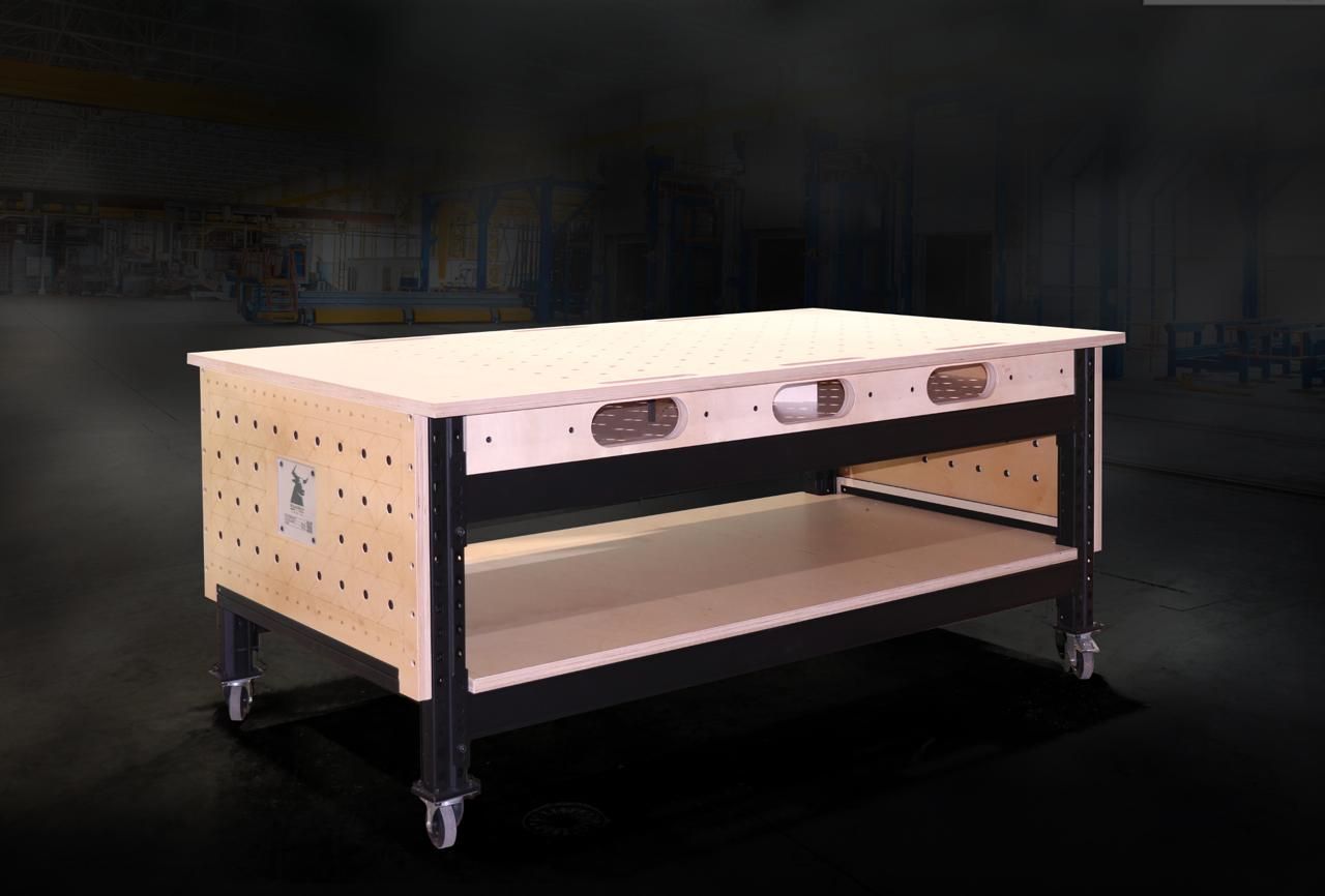 Een houten tafel met wieltjes staat op een zwart oppervlak.