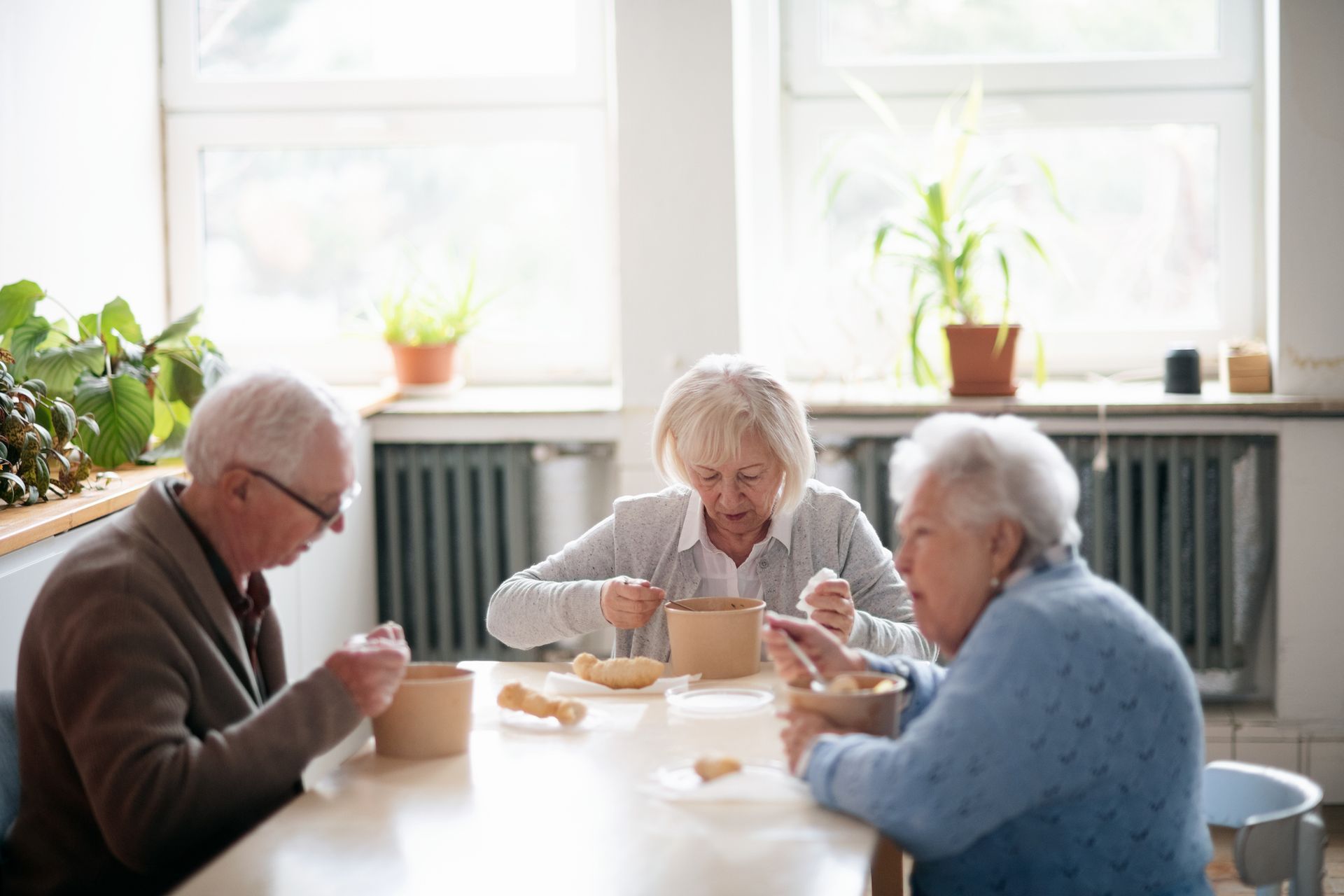 Anziani che fanno colazione