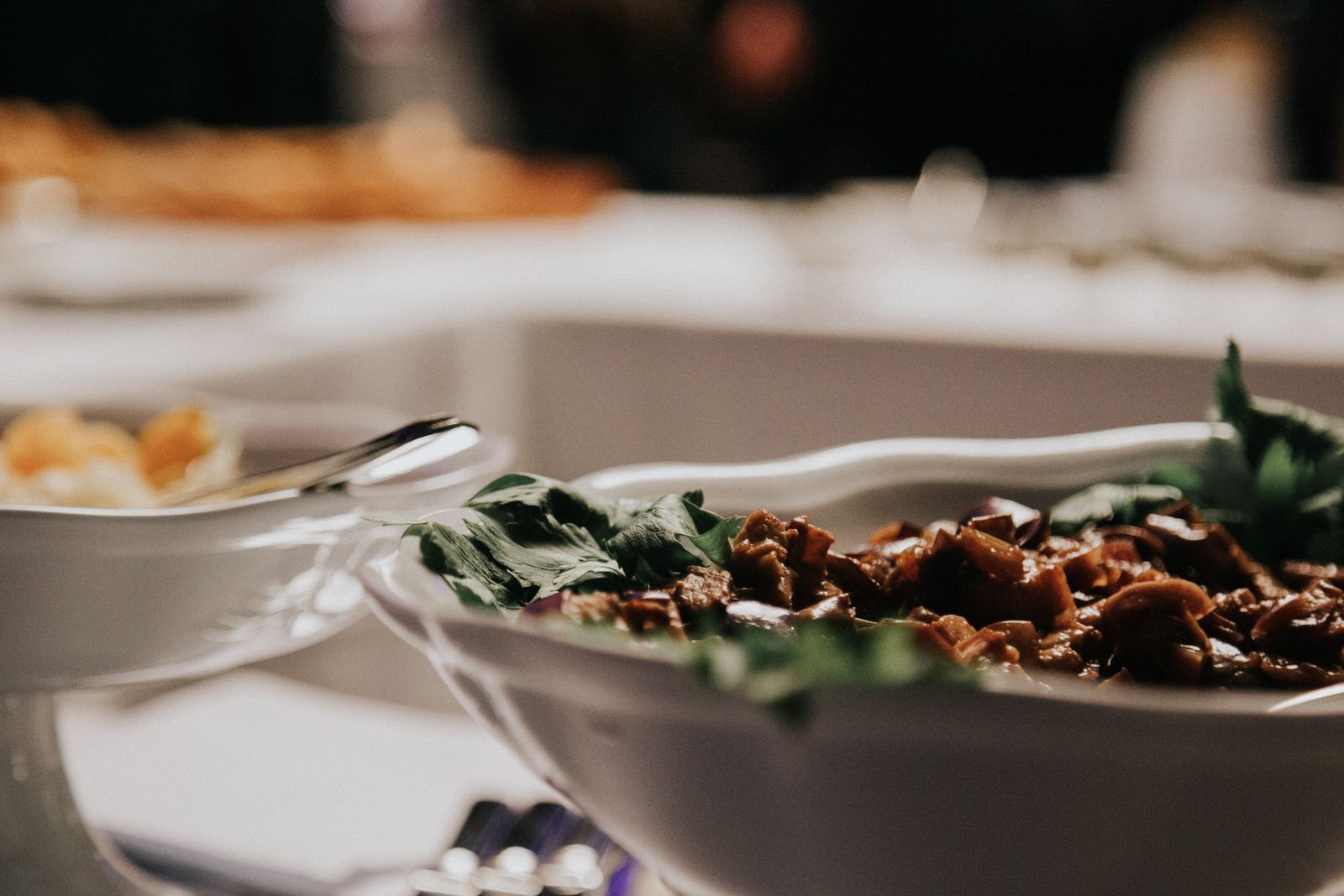 Un primo piano di una ciotola di cibo su un tavolo.