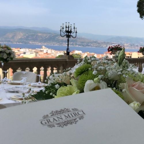 Un menù per gran mirci è appoggiato su un tavolo con fiori