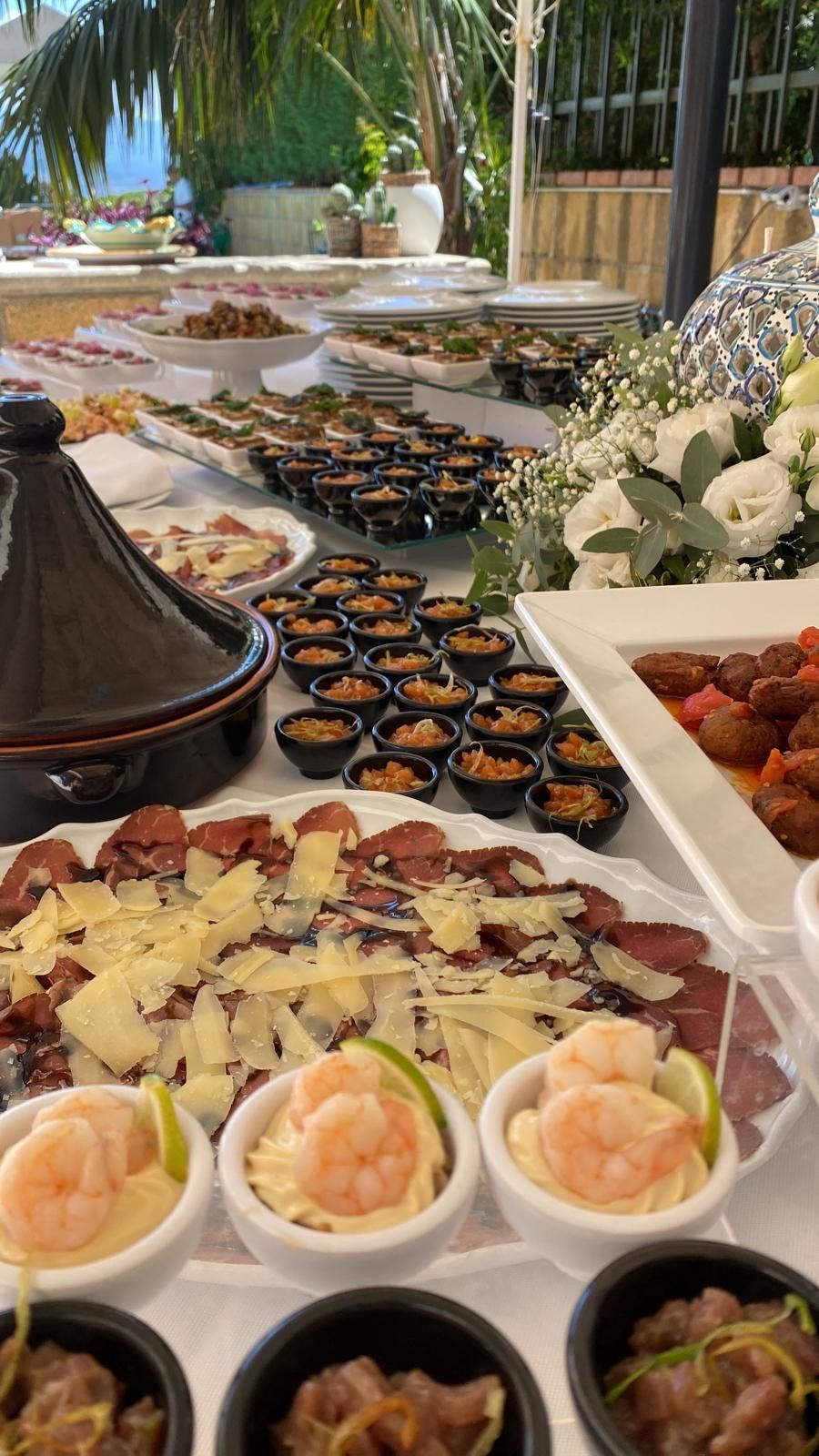 Ci sono molti tipi diversi di cibo sulla tavola.