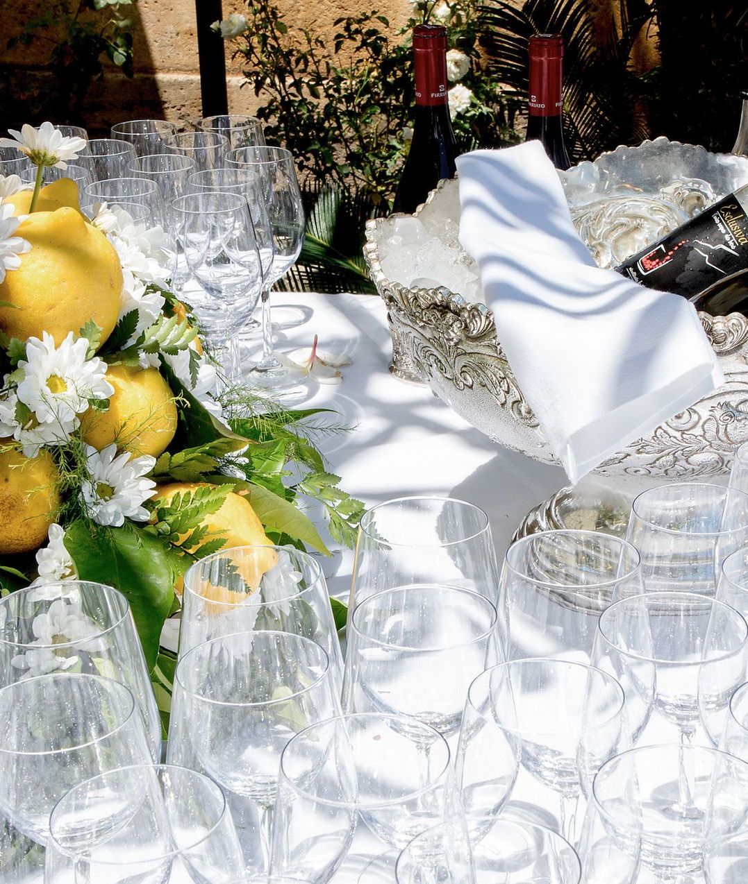 Un tavolo pieno di bicchieri da vino e una bottiglia di vino