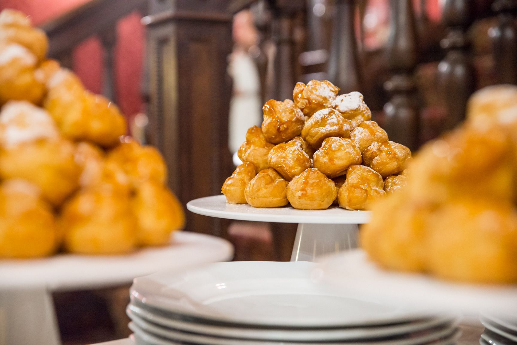 Un primo piano di un piatto di cibo su un tavolo.
