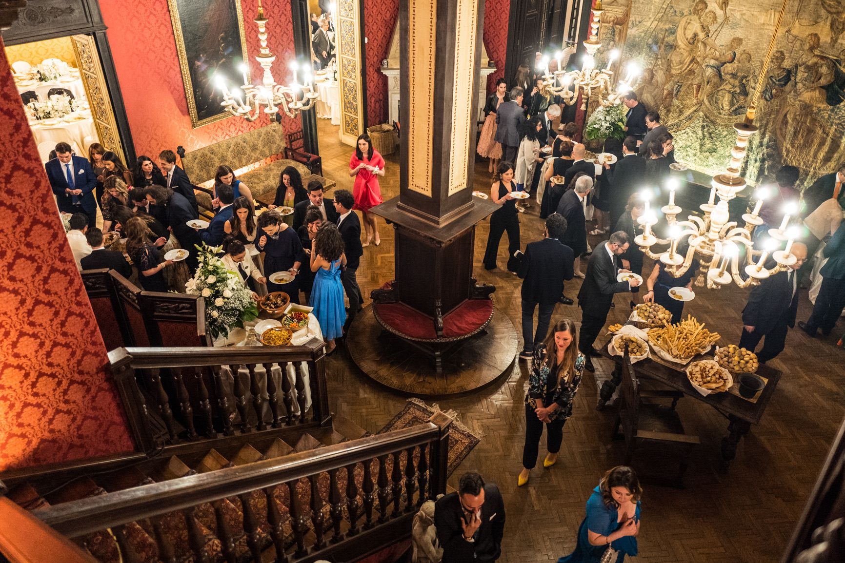 Un gruppo di persone è in piedi attorno a un tavolo in una stanza.