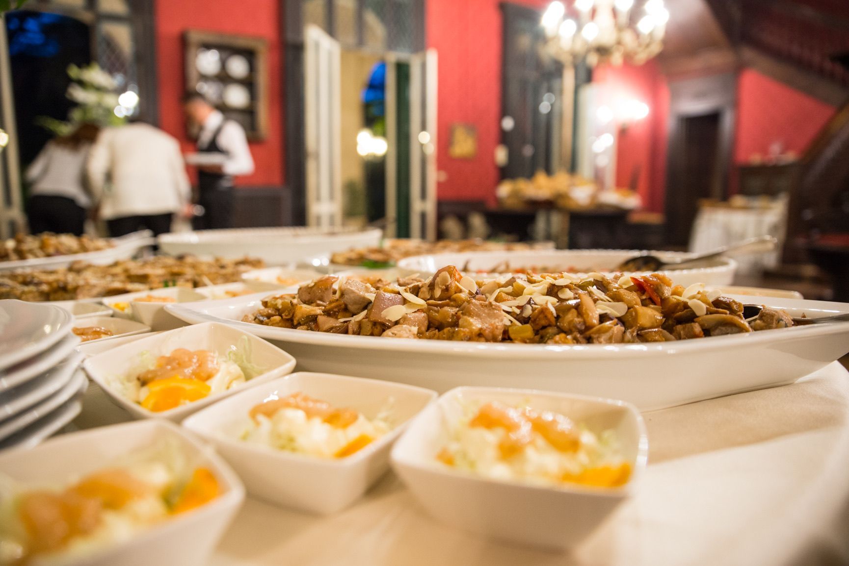 Un tavolo sormontato da piatti e ciotole di cibo.