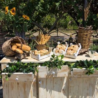 Un tavolo di legno con un mucchio di cibo sopra
