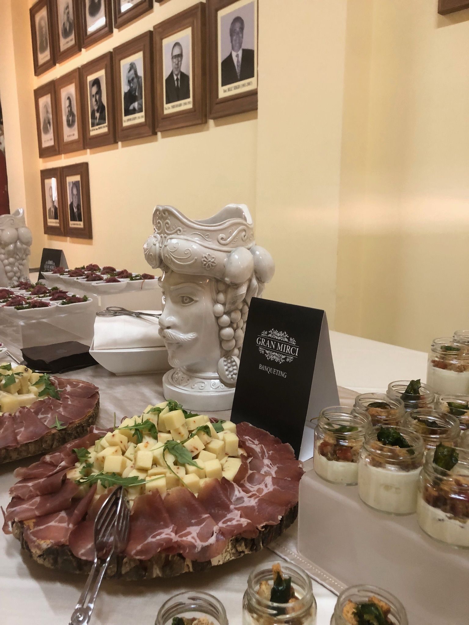 Un tavolo sormontato da piatti di cibo e barattoli di dolci.