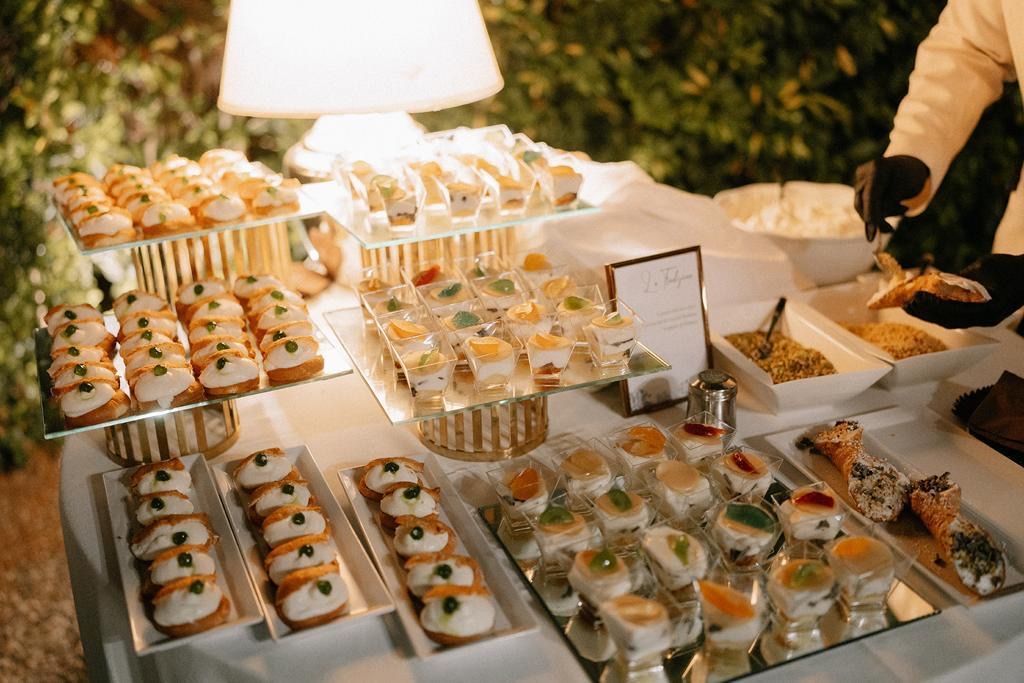 Un tavolo da buffet con un sacco di cibo sopra.