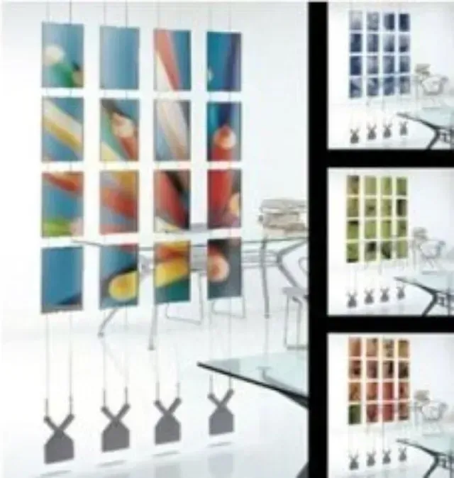 Un divisorio sospeso composto da quattro pannelli verticali con disegni astratti realizzati con matite colorate, disponibile in tre varianti di colore.